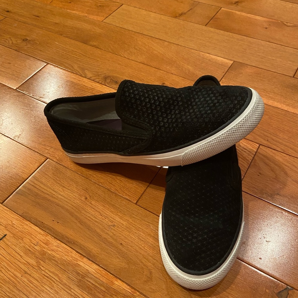 sperry slip on sneakers
